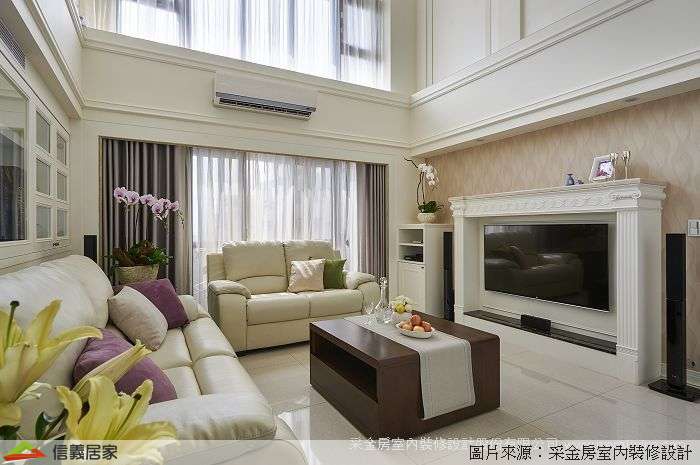 白色客廳,白色樓中樓室內裝潢設計，包括窗簾、沙發、茶几、磁磚、壁紙、電視牆、大理石地板、線板裝潢圖片