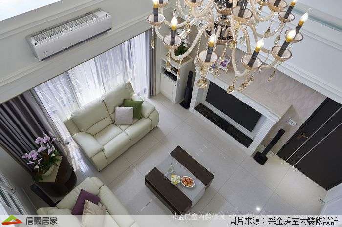 白色客廳,白色樓中樓室內裝潢設計，包括窗簾、沙發、茶几、吊燈、電視牆、線板裝潢圖片