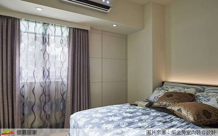 白色臥室室內裝潢設計，包括窗簾、床裝潢圖片