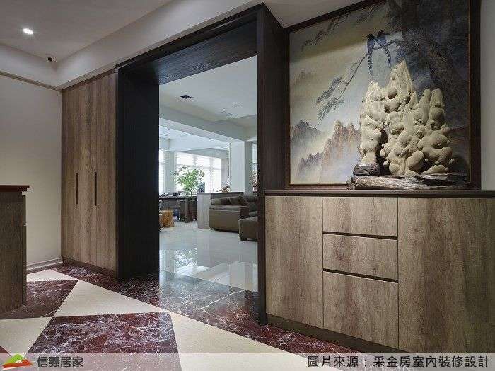 白色玄關室內裝潢設計，包括大理石地板、矮櫃裝潢圖片