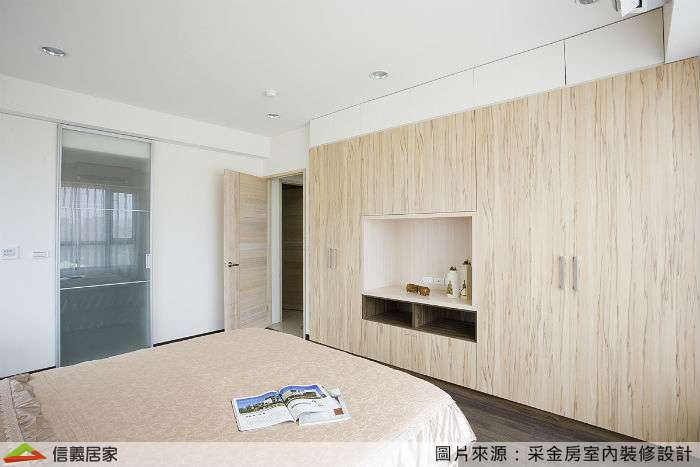 白色臥室室內裝潢設計，包括床、電視牆裝潢圖片