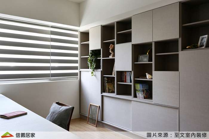 白色書房室內裝潢設計，包括椅子、書桌、書櫃、百葉窗裝潢圖片