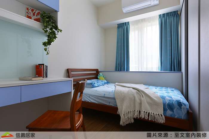 白色小孩房室內裝潢設計，包括窗簾、床、書桌裝潢圖片