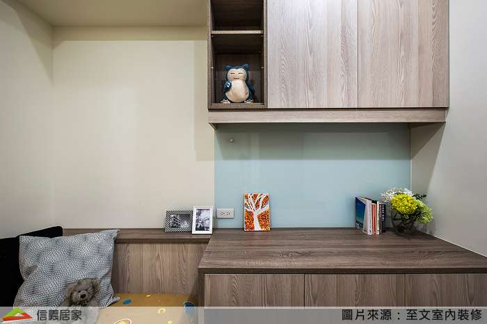 白色臥室室內裝潢設計，包括床、收納櫃、床頭主牆裝潢圖片