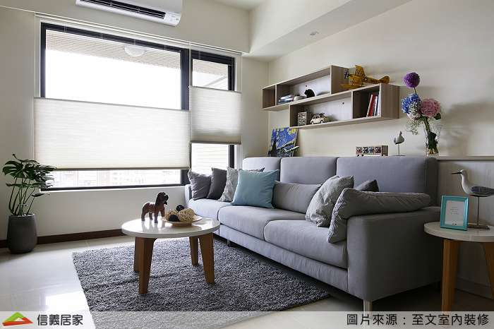 白色客廳室內裝潢設計，包括沙發、茶几、地毯、展示櫃裝潢圖片