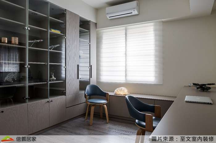 白色書房室內裝潢設計，包括椅子、展示櫃、書桌裝潢圖片