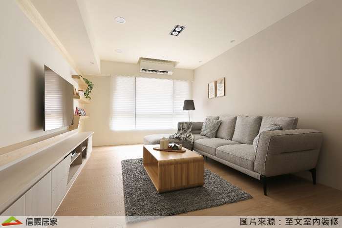 白色客廳室內裝潢設計，包括沙發、茶几、電視櫃、地毯、百葉窗裝潢圖片