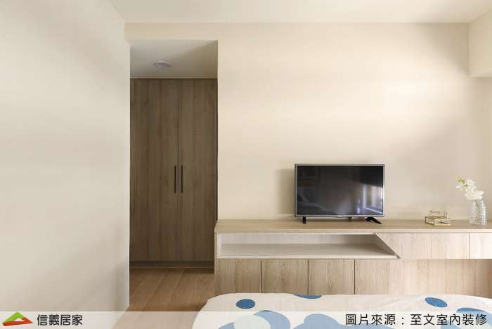 白色臥室室內裝潢設計，包括床、收納櫃裝潢圖片