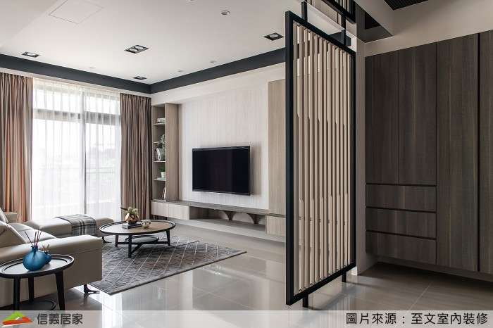 灰色客廳室內裝潢設計，包括窗簾、電視牆、隔屏裝潢圖片