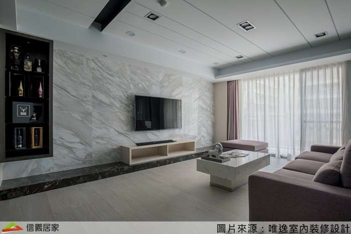 灰色客廳室內裝潢設計，包括沙發、電視牆、大理石牆/檯面裝潢圖片