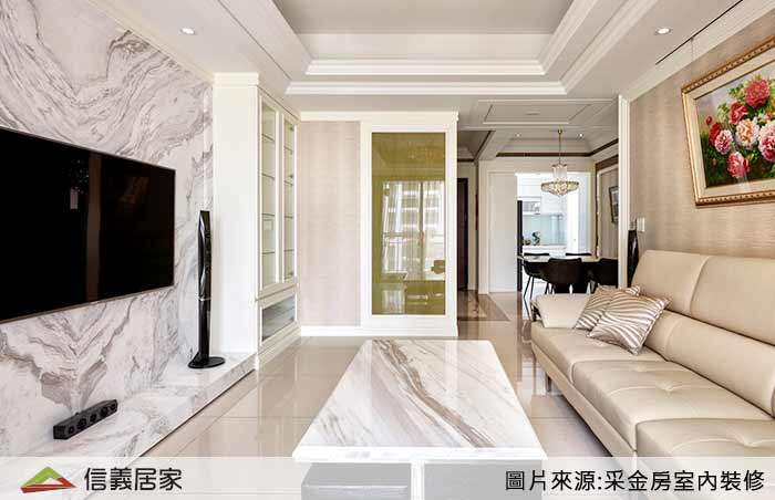白色客廳室內裝潢設計，包括沙發、電視牆、大理石牆/檯面裝潢圖片