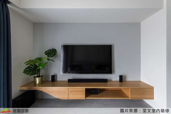 白色客廳室內裝潢設計，包括電視牆、電視櫃裝潢圖片