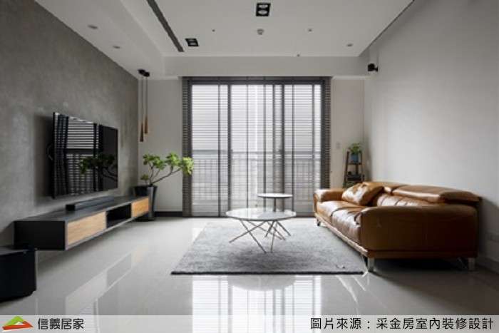 灰色客廳室內裝潢設計，包括茶几、電視牆、電視櫃、L型沙發裝潢圖片