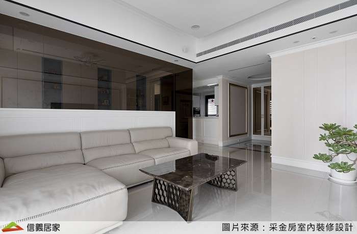 白色客廳室內裝潢設計，包括茶几、L型沙發裝潢圖片