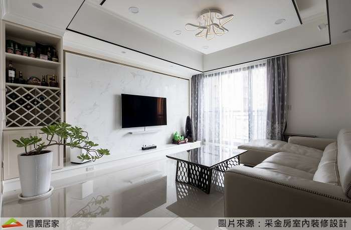 白色客廳室內裝潢設計，包括茶几、電視牆、L型沙發裝潢圖片