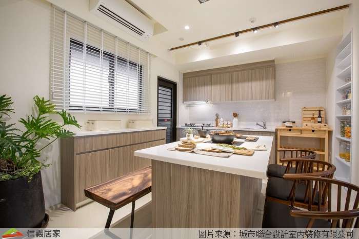 米色餐廳,米色開放式廚房室內裝潢設計，包括餐桌、流理台、餐椅裝潢圖片