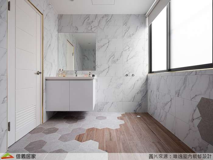 白色浴室室內裝潢設計，包括鏡子、洗手台、大理石牆/檯面裝潢圖片