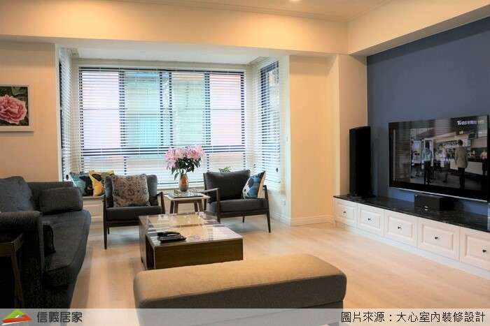 白色客廳室內裝潢設計，包括沙發、茶几、電視牆裝潢圖片