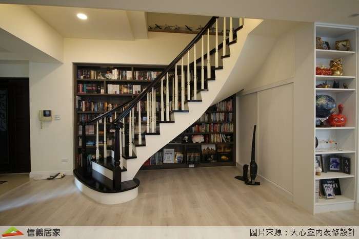 米色樓中樓室內裝潢設計，包括收納櫃、展示櫃、書櫃、樓梯裝潢圖片