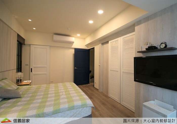 白色臥室室內裝潢設計，包括床、收納櫃、電視牆裝潢圖片