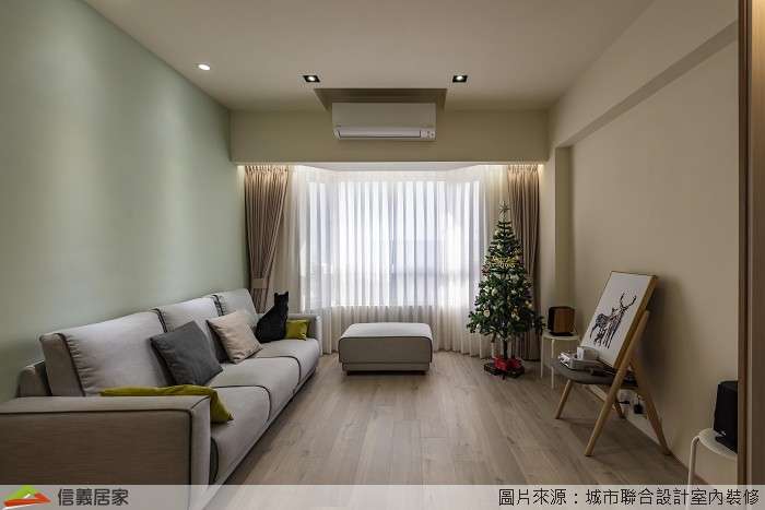 白色客廳室內裝潢設計，包括窗簾、沙發裝潢圖片