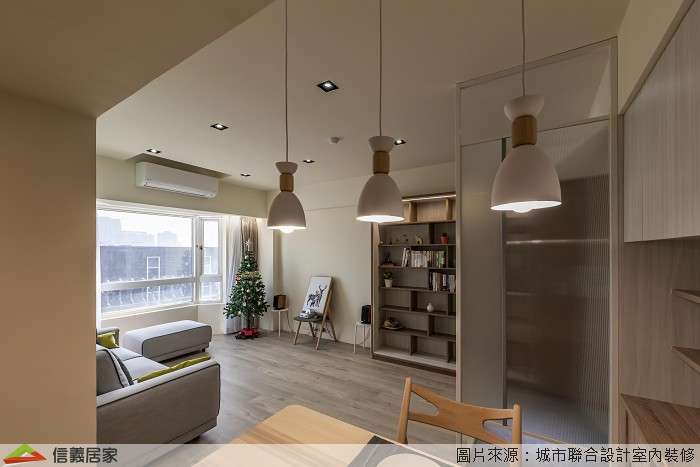 白色客廳室內裝潢設計，包括沙發、吊燈、展示櫃裝潢圖片