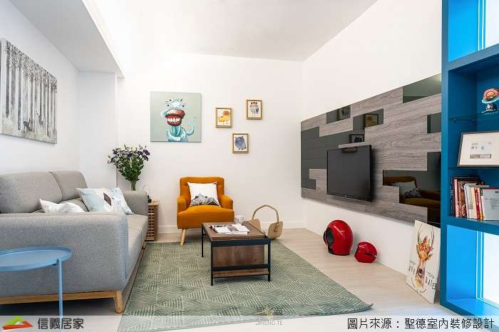 白色客廳室內裝潢設計，包括沙發、茶几、電視牆、地毯、展示櫃裝潢圖片