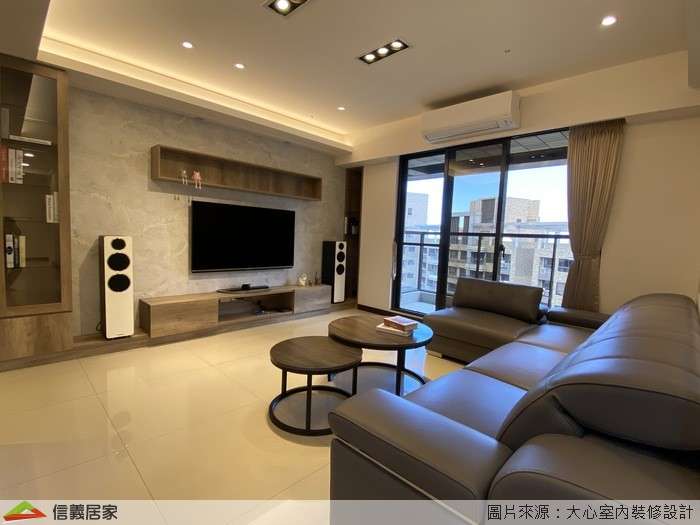 白色客廳室內裝潢設計，包括窗簾、茶几、電視牆、矮櫃、展示櫃、L型沙發、音響裝潢圖片