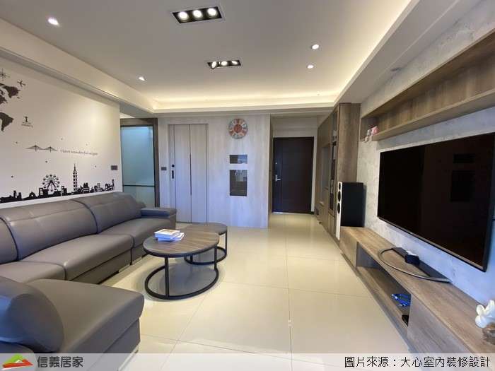 白色客廳室內裝潢設計，包括茶几、嵌燈、電視櫃、展示櫃、L型沙發裝潢圖片