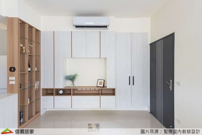 白色玄關室內裝潢設計，包括收納櫃、展示櫃、置物櫃裝潢圖片