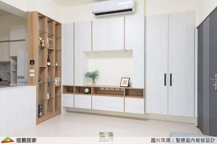 白色玄關室內裝潢設計，包括收納櫃、展示櫃、置物櫃裝潢圖片