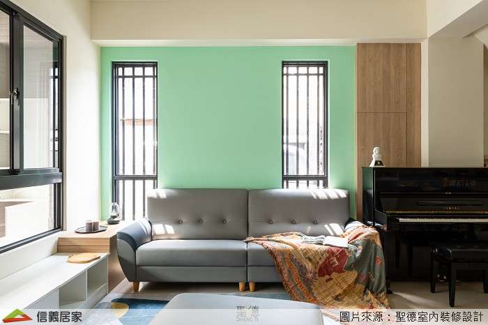 綠色客廳室內裝潢設計，包括沙發、矮櫃、鋼琴裝潢圖片