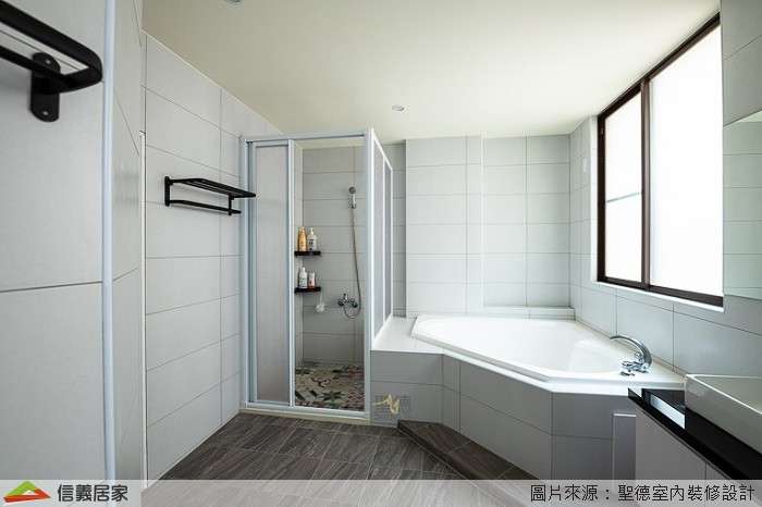 白色浴室,白色乾濕分離,白色淋浴間室內裝潢設計，包括淋浴/花灑、毛巾架、浴缸裝潢圖片