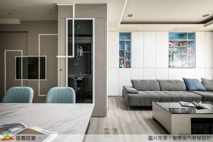 灰色客廳室內裝潢設計，包括茶几、收納櫃、椅子、展示櫃、L型沙發、置物櫃、線板裝潢圖片