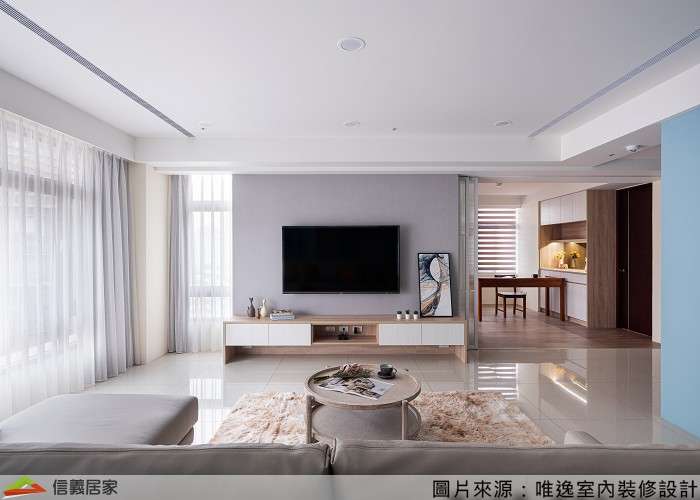 白色客廳室內裝潢設計，包括窗簾、沙發、茶几、矮櫃、地毯裝潢圖片