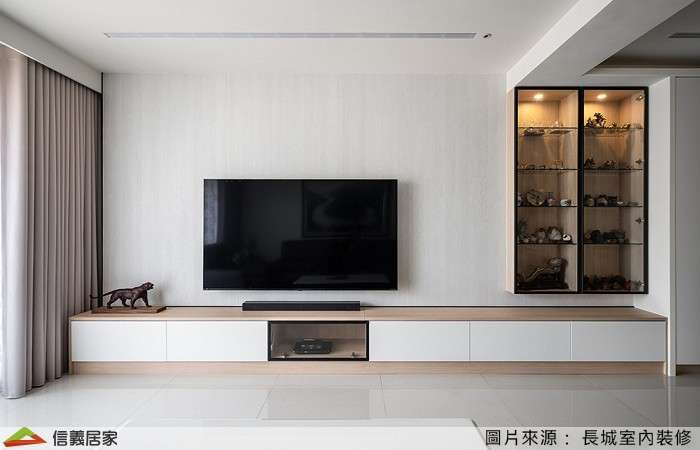 白色客廳室內裝潢設計，包括窗簾、電視櫃、矮櫃、展示櫃裝潢圖片