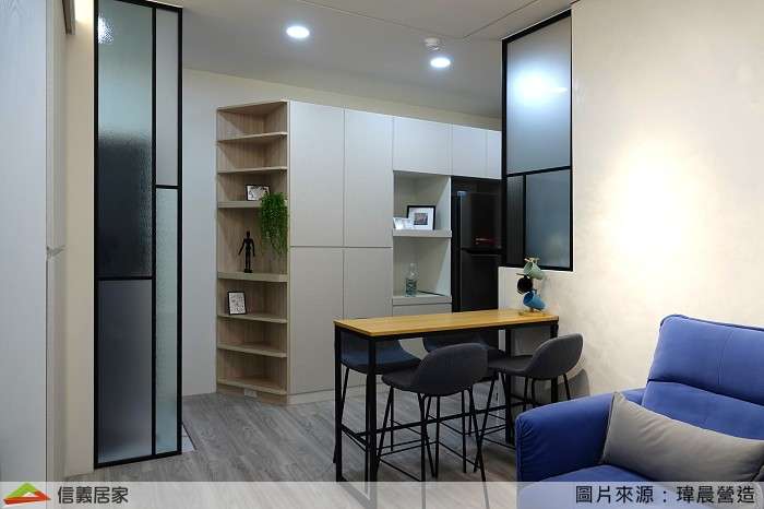 白色餐廳室內裝潢設計，包括收納櫃、餐桌、餐椅、隔屏、置物櫃裝潢圖片