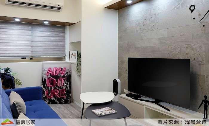 白色客廳室內裝潢設計，包括窗簾、沙發、茶几、收納櫃、電視牆、電視櫃、置物櫃裝潢圖片