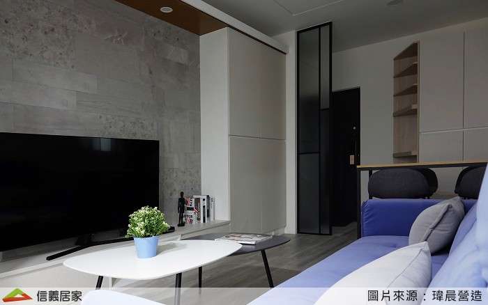 白色客廳,白色玄關室內裝潢設計，包括沙發、茶几、收納櫃、電視牆、電視櫃、置物櫃裝潢圖片