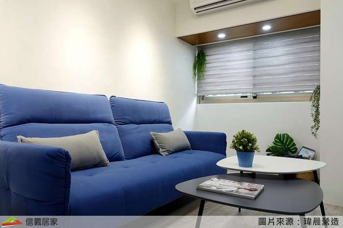 白色客廳室內裝潢設計，包括窗簾、沙發、茶几裝潢圖片