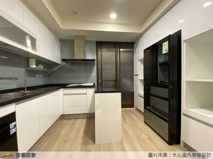 白色廚房室內裝潢設計，包括收納櫃、流理台、置物櫃、中島裝潢圖片