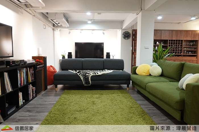 白色客廳室內裝潢設計，包括沙發、椅子、矮櫃、地毯裝潢圖片