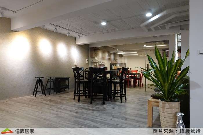 白色餐廳室內裝潢設計，包括餐桌、餐椅裝潢圖片