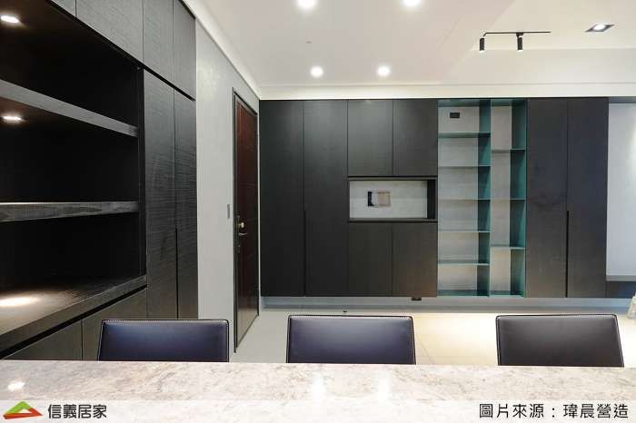 白色餐廳,白色玄關室內裝潢設計，包括餐桌、餐椅、展示櫃、置物櫃裝潢圖片