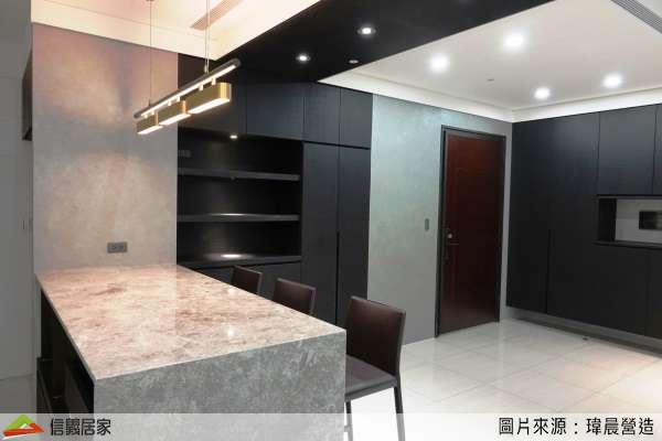 白色餐廳室內裝潢設計，包括吊燈、餐椅、展示櫃、置物櫃、中島裝潢圖片