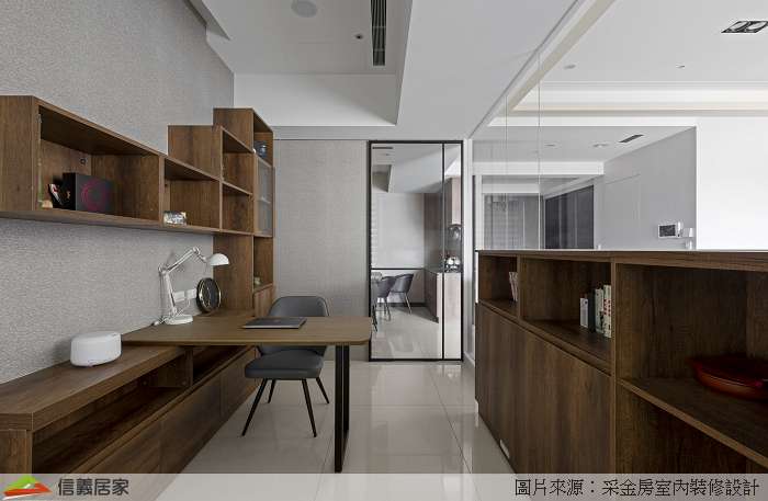 灰色書房室內裝潢設計，包括展示櫃、書桌、書櫃、置物櫃裝潢圖片