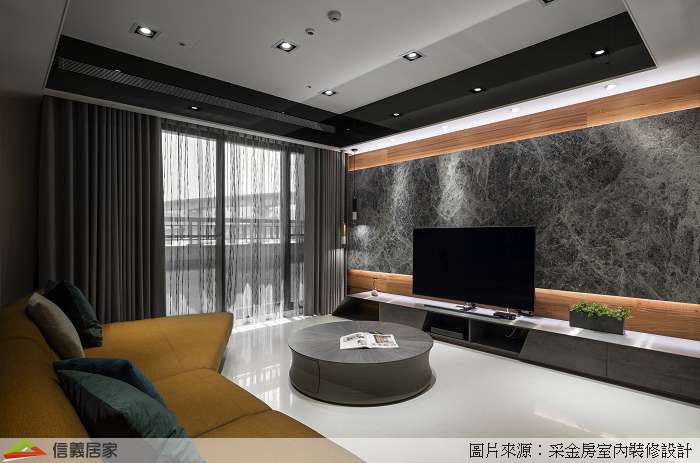 黑白客廳室內裝潢設計，包括窗簾、沙發、茶几、電視牆、置物櫃裝潢圖片