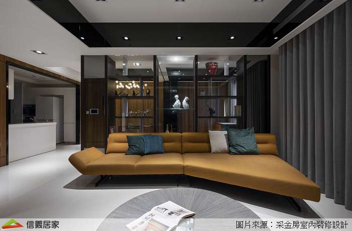 白色客廳室內裝潢設計，包括沙發、茶几、展示櫃、沙發牆裝潢圖片