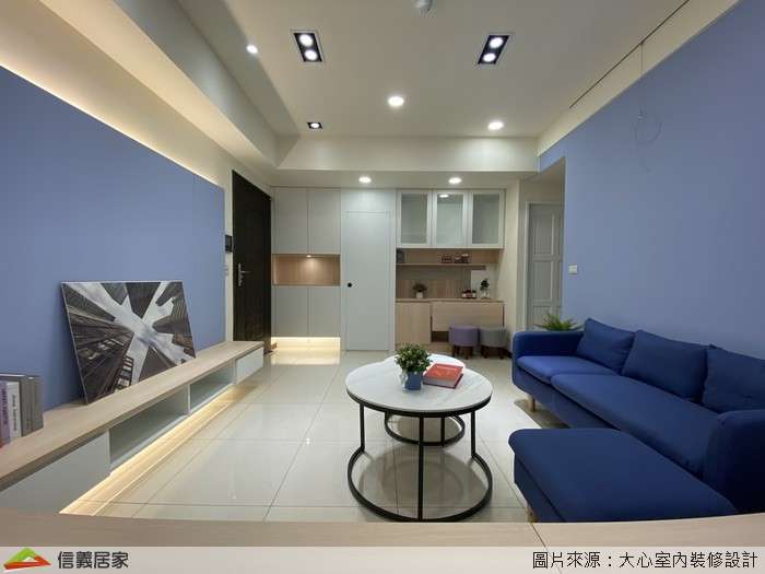 藍色客廳室內裝潢設計，包括沙發、茶几、收納櫃、電視櫃、置物櫃裝潢圖片