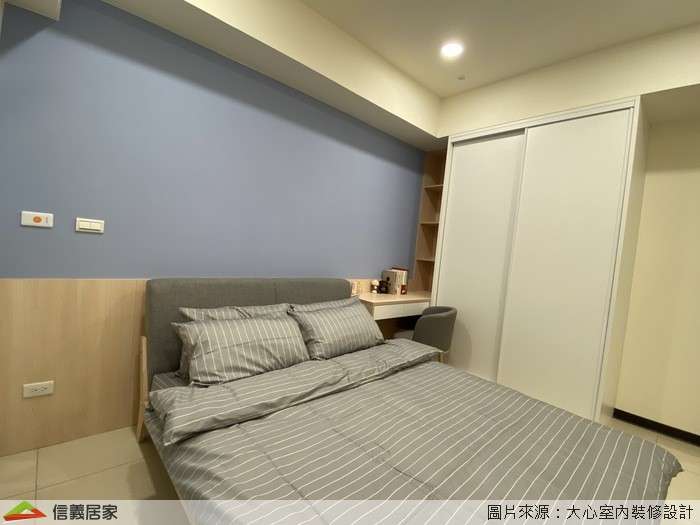 藍色臥室室內裝潢設計，包括床、椅子、床頭主牆、書桌裝潢圖片